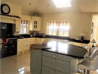 Grisvert island and cream kitchen in a Traditional Style Kitchen.