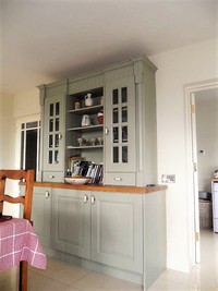 Grisvert island and cream kitchen in a Traditional Style Kitchen.